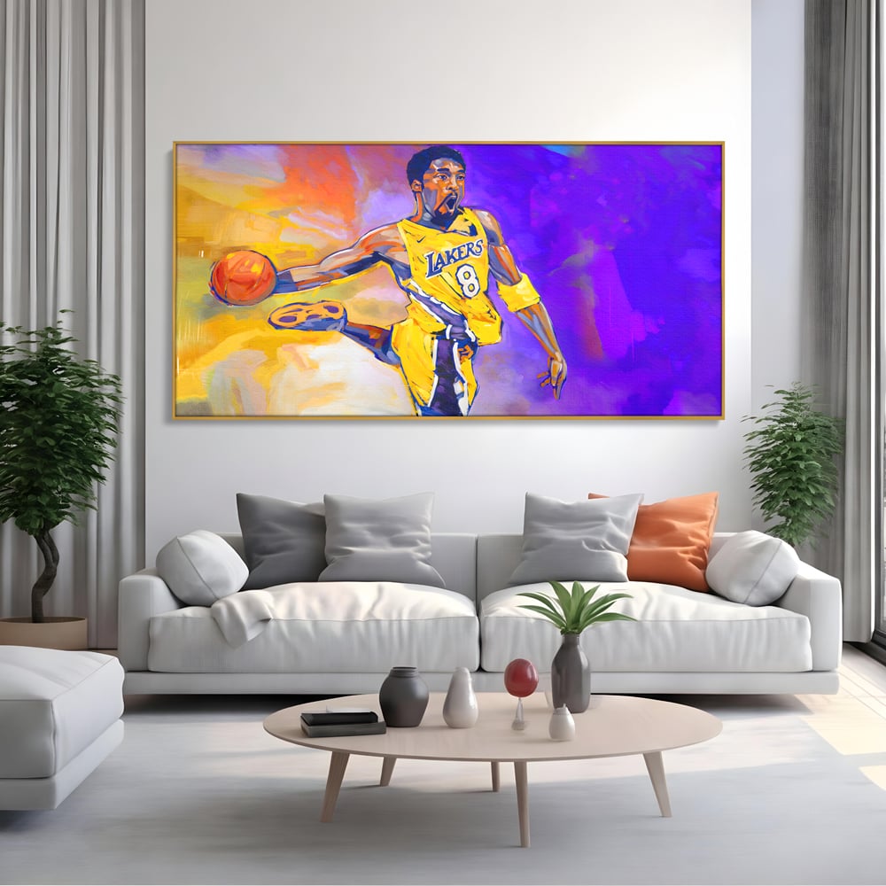 Tablou canvas cu pictura cu baschetbalistul kobe bryant, in rama de aluminiu auriu, pe perete intr-un living
